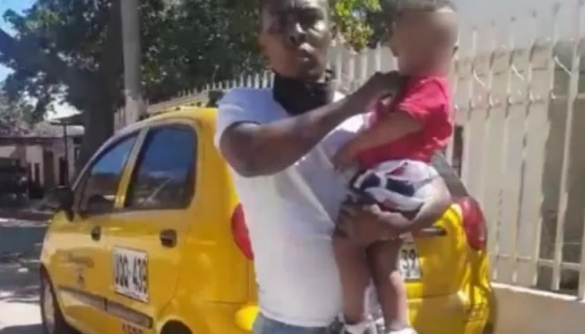 Marlon Enrique Lara Pacheco y su hijo.