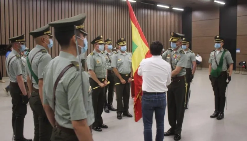 El General Diego Hernán Rosero recibe la bandera de Barranquilla.