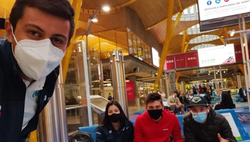 Juan Diego Alba toma una 'selfie' con Pauta Patiño, Einer Rubio y Miguel Ángel López. 