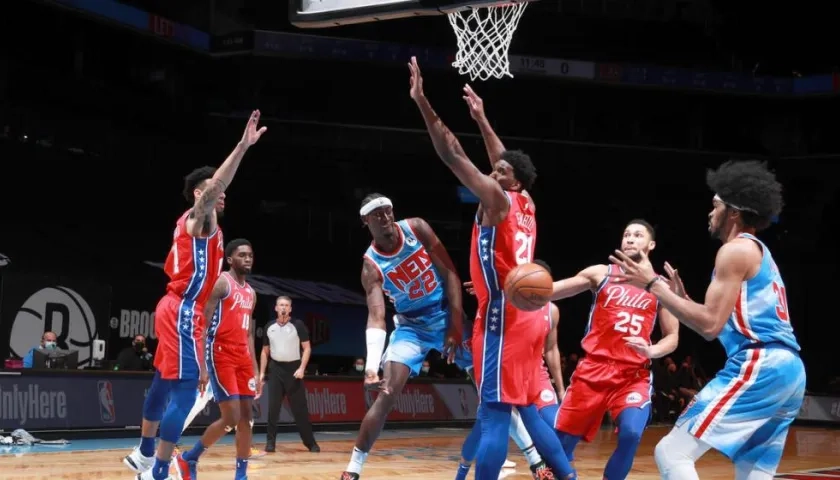 Acción del juego entre Nets y Sixers. 