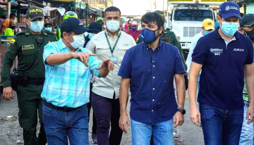El Alcalde Jaime Pumarejo recorriendo las vías del sector.
