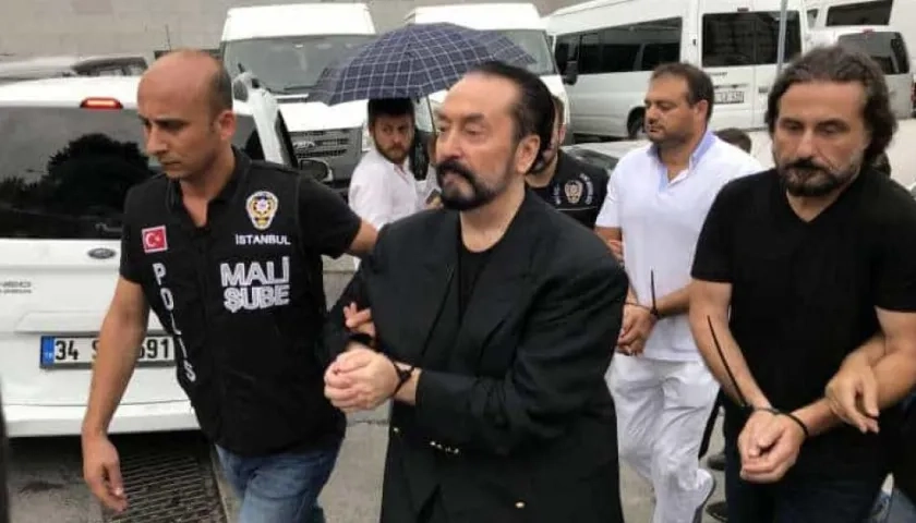 Adnan Oktar, líder de una secta islamista.