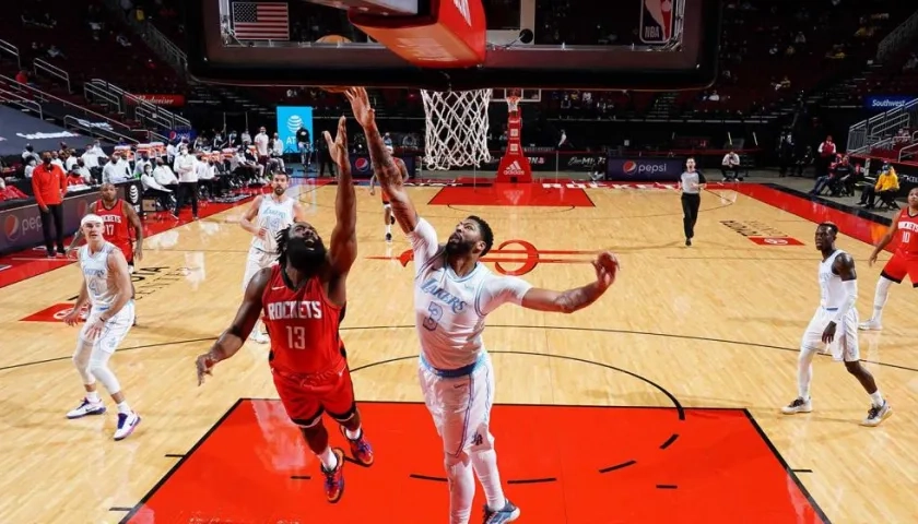 Anthony Davis defiende ante un intento de James Harden. 