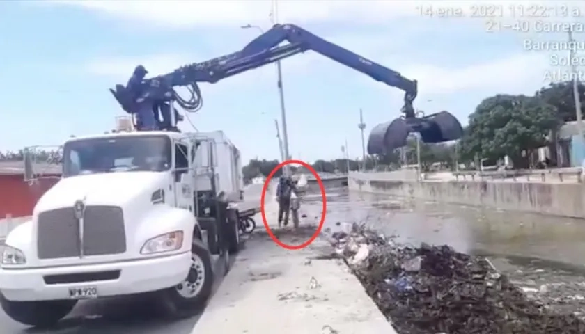 En el círculo el carretillero arrojando desechos al cauce del arroyo.