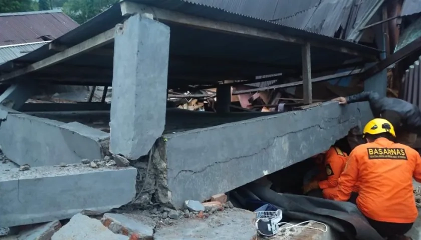 Organismos de socorro trabajan en la remoción de escombros para hallar supervivientes.