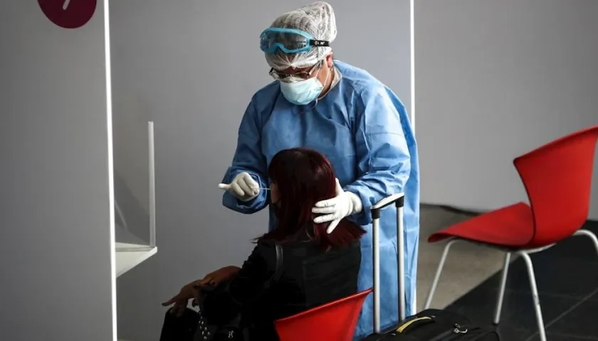 Personal sanitario realiza una prueba de coronavirus a una viajera en Buenos Aires (Argentina). 