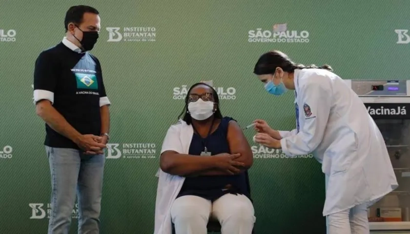 La enfermera Monica Calazans fue la primera persona en recibir la vacuna en Brasil.