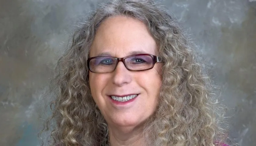 Fotografía cedida por el Equipo de Transición Biden-Harris donde aparece Rachel Levine elegida por Biden como subsecretaria de Sanidad.