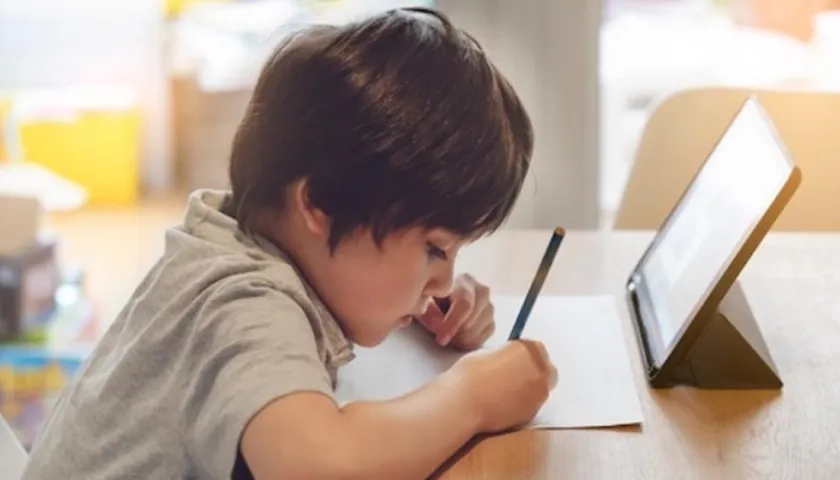 Niño estudiando online desde su casa, debido a la pandemia.