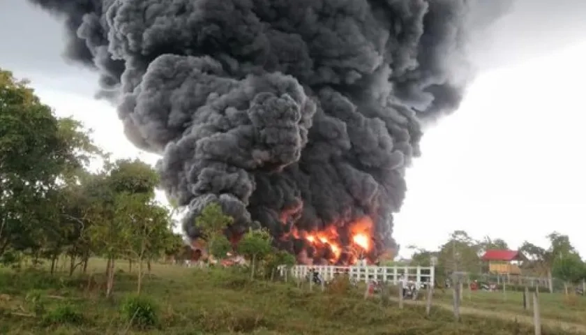 Imagen de la explosión en el tramo del oleoducto en Saravena.
