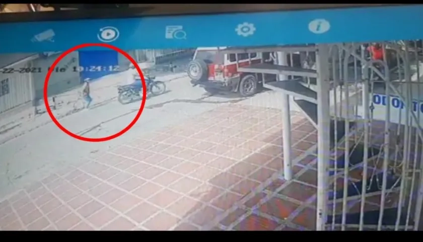 Momento en que el sicario se acerca para asesinar a su víctima. 