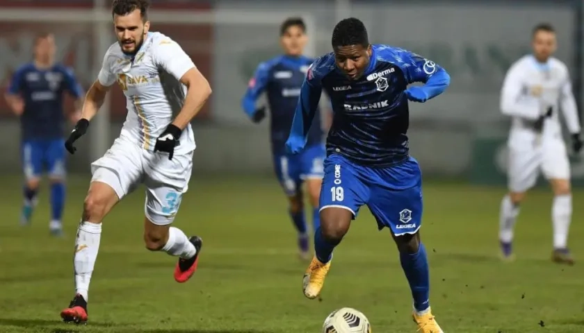 Jorge Obregón conduce la pelota. 