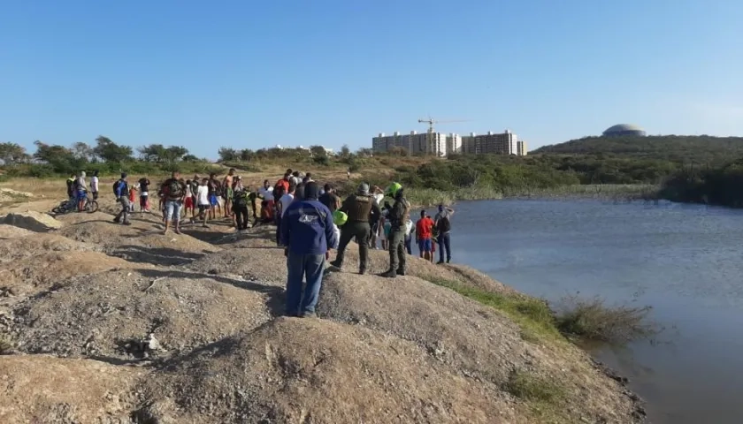 El joven se ahogó en este jagüey, en el barrio Las Granjas. 