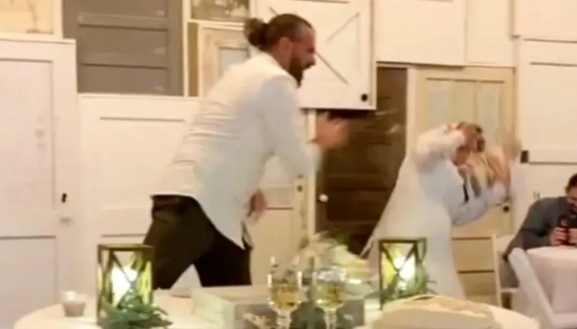 El novio le lanza el pudín en la cara a su esposa. 