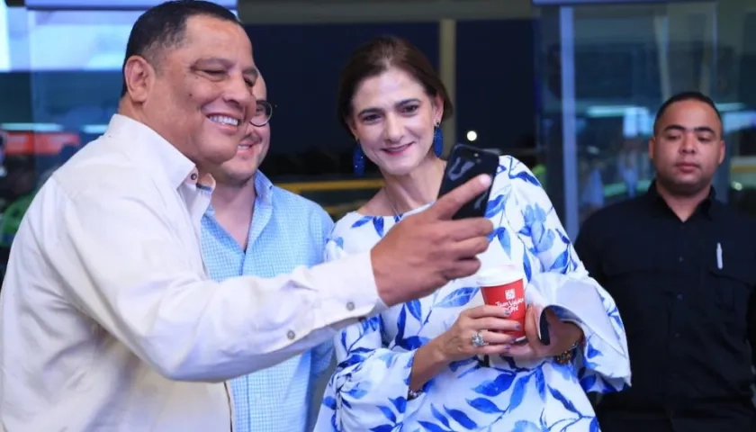 La Ministra Ángela María Orozco, durante una visita protocolaria al aeropuerto.