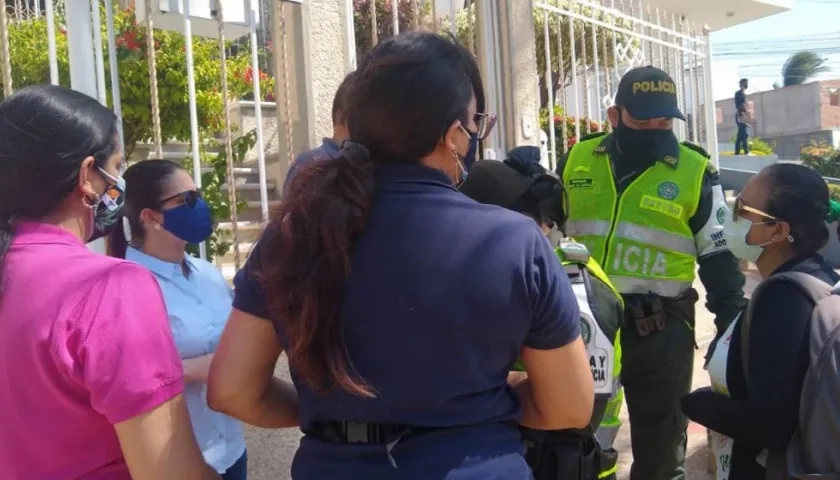 La madre de la joven en Los Nogales (derecha).