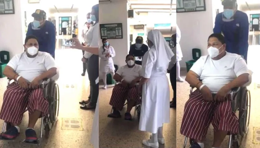 El párroco Milton Pérez Patrón abandonando la hospitalización.