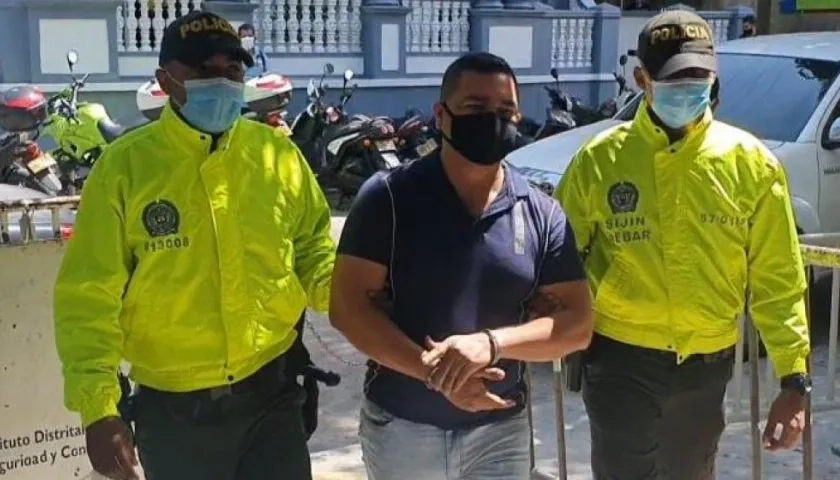 Víctor Alfonso Altamar Vergara cuando era conducido a la URI de la Fiscalía