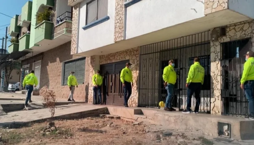 Momento en que la Policía realizaba el allanamiento. 