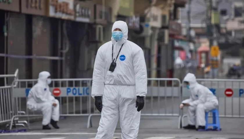 Entrada de guardia personal de seguridad a las comunidades residenciales que rodean el Hospital Renji en Shanghai.