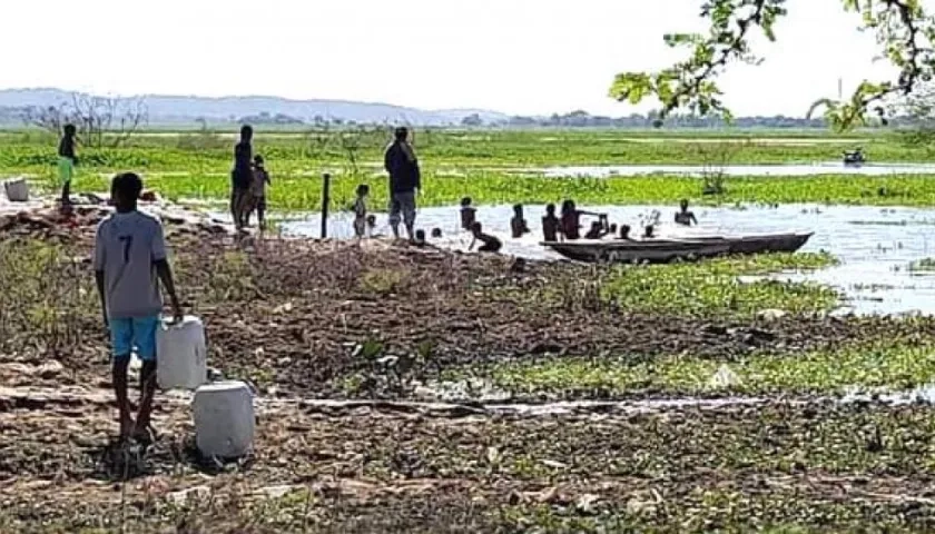 Habitantes abasteciéndose en la ciénaga.