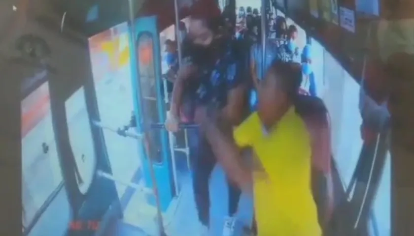 Ronald Alberto Cuello Fonseca detiene la mano de la pasajera. 