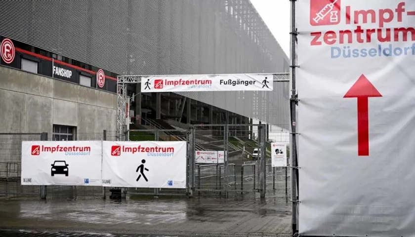 Vista exterior de la zona de facturación desierta del Arena Vaccination Center en Duesseldorf.