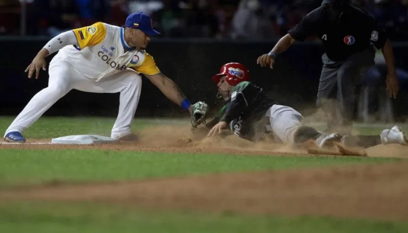 Jordan Díaz pone en out a José Guadaluoe Chaves.