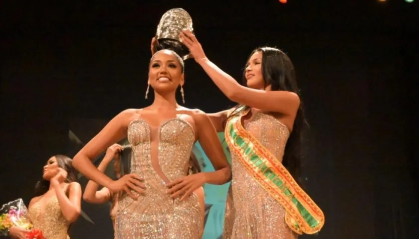 Roysis González, Señorita Cartagena, recibe la corona de su antecesora  Andrea Carolina Martínez, señorita Cartagena 2019-2021.