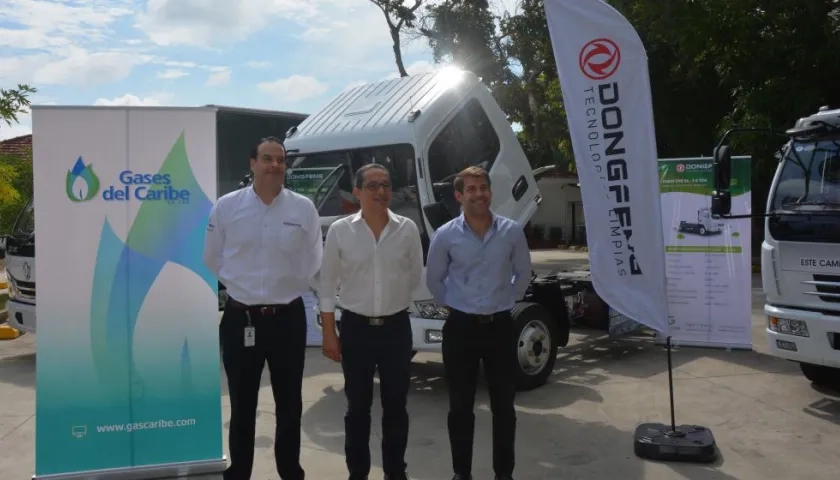 Funcionarios de Surtigas; Gascom – Dongfeng y Gases del Caribe, en la presentación de los 4 vehículos a gnv.