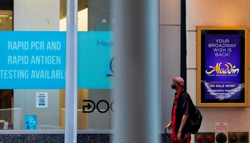 Una persona camina cerca de un cartel del musical Aladdin en Nueva York (EE.UU.).