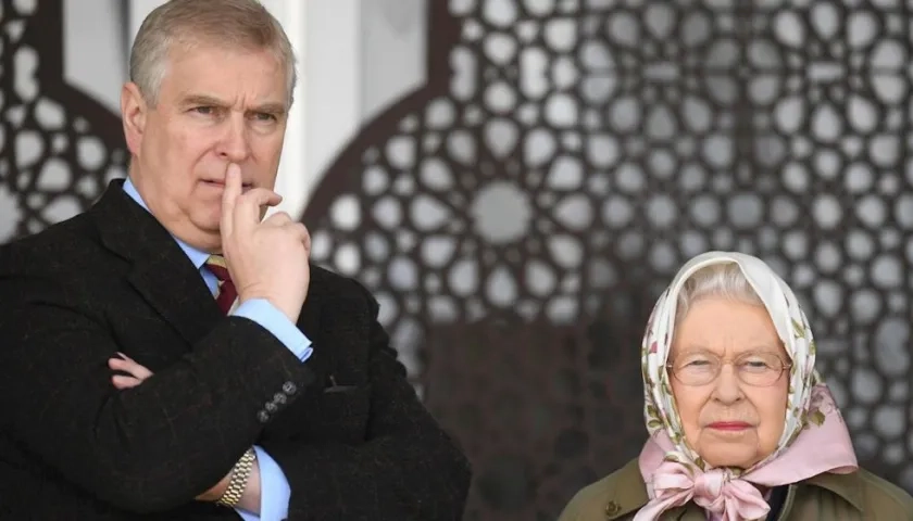 La reina Isabel II de Inglaterra, junto a su hijo, el príncipe Andrés en una imagen de archivo.  