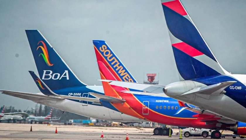 Aviones de varias compañías aéreas, en el aeropuerto Internacional de Miami, Florida (EE.UU.).