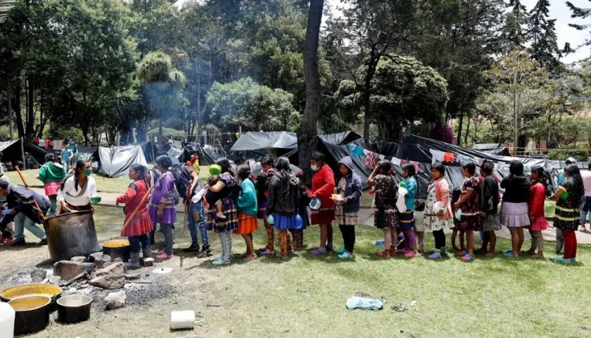 Las mujeres preparan los alimentos en "ollas comunitarias" que luego reparten entre los suyos.