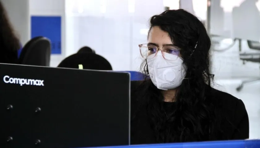 El 61% de los jóvenes contratados en el primer semestre de 2021 por el Estado son mujeres.