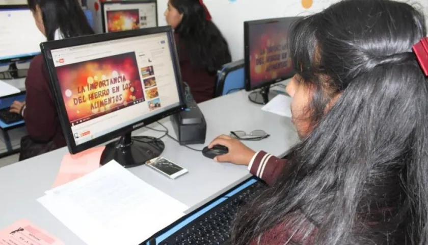 Una de cada tres niñas y mujeres jóvenes afirma que la información falsa afecta su salud mental.