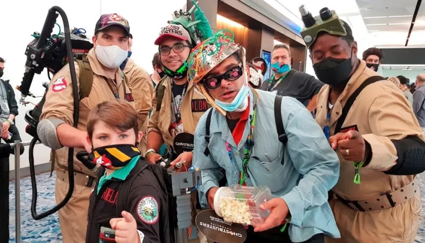Grupos de personas disfrazadas como los protagonistas de la película "Ghostbusters" (Cazafantasmas) esperan la llegada de los actores para la proyección de la nueva cinta ayer, en el Comic-Con de Nueva York