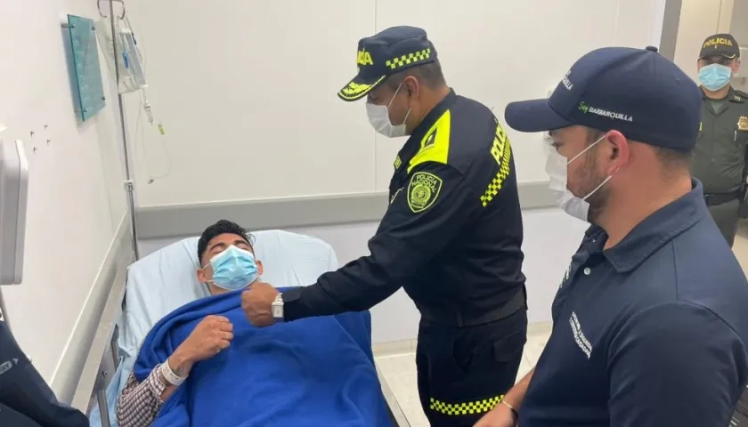 El patrullero recibiendo la visita del general Luis Carlos Hernández y de Nelson Patrón. 