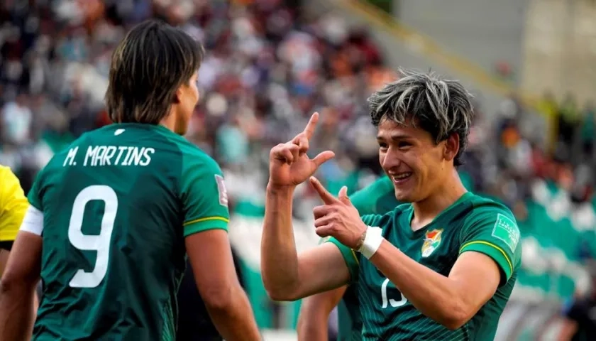Víctor Abrego (d) de Bolivia celebra un gol con  Marcelo Martins.