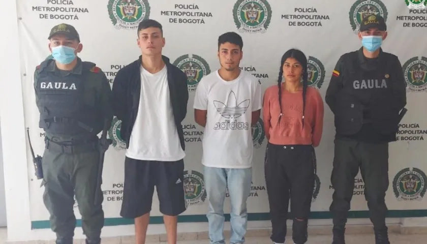 A los tres detenidos les incautaron cuatro teléfonos celulares y 19 tarjetas bancarias.