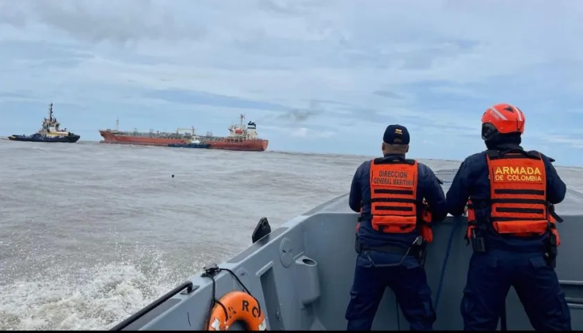 Personal de la Dimar y Armada Nacional monitoreando las maniobras.