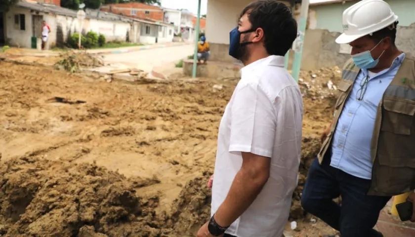 El Alcalde Jaime Pumarejo frente a una de las vías a intervenir.