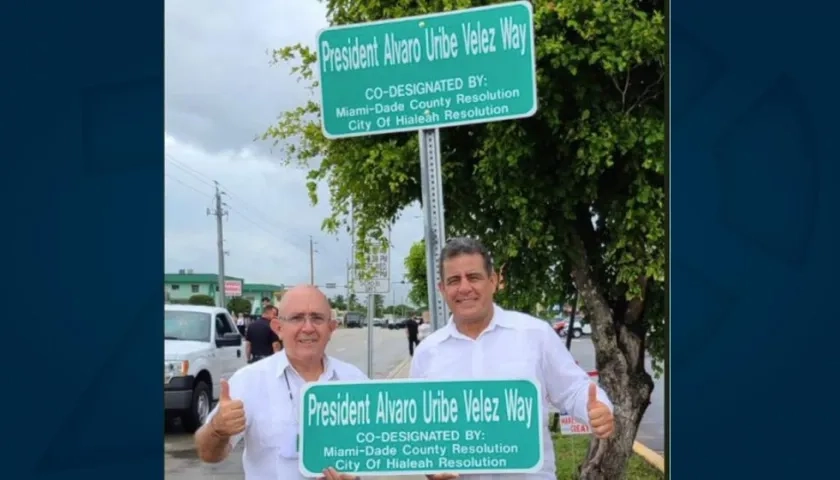 Simpatizantes del expresidente Álvaro Uribe Vélez durante la inauguración.