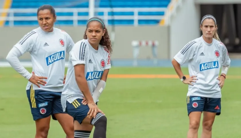 Gisella Cuesta y Daniela Ospina le apuntan a la titular. 