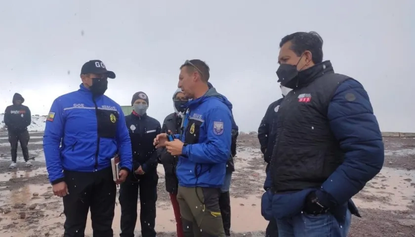 Grupo de socorro coordina rescate de escaladores.