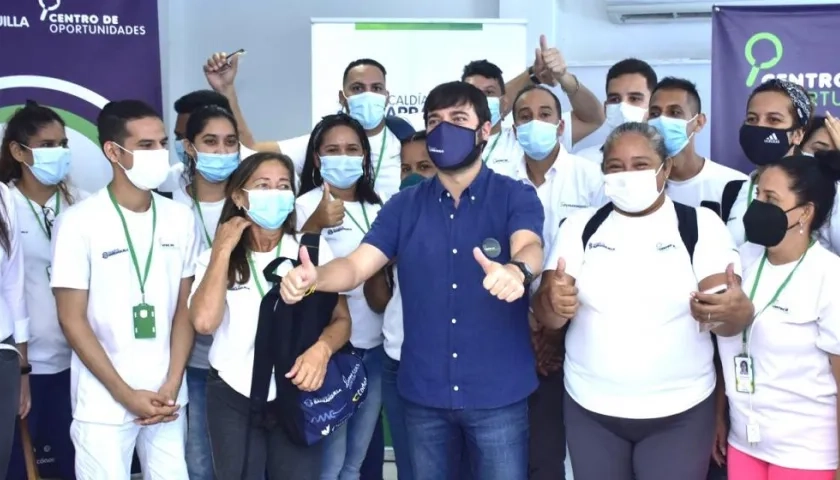 El Alcalde Jaime Pumarejo con participantes en el programa.
