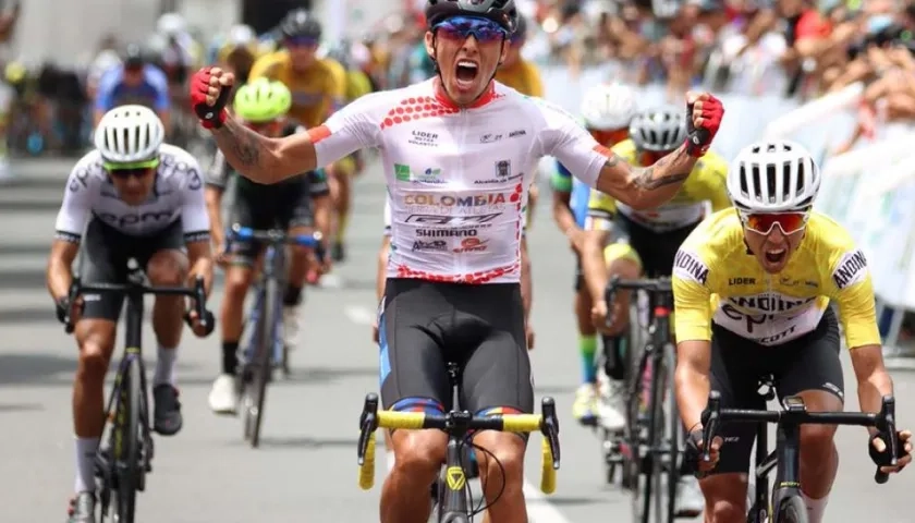 Óscar Quiroz, de Colombia Tierra de Atletas, se impuso en el esprint final de la tercera etapa del Clásico RCN.