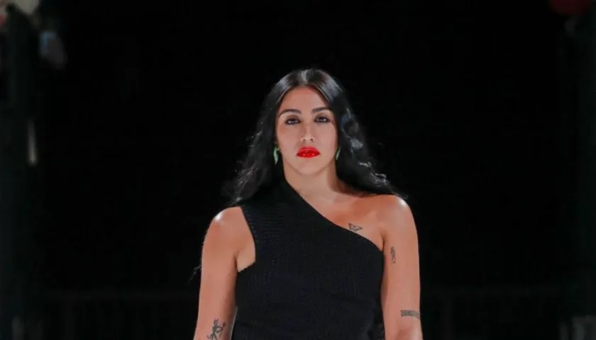 Lourdes María, Lola, en el desfile de Bottega Veneta.