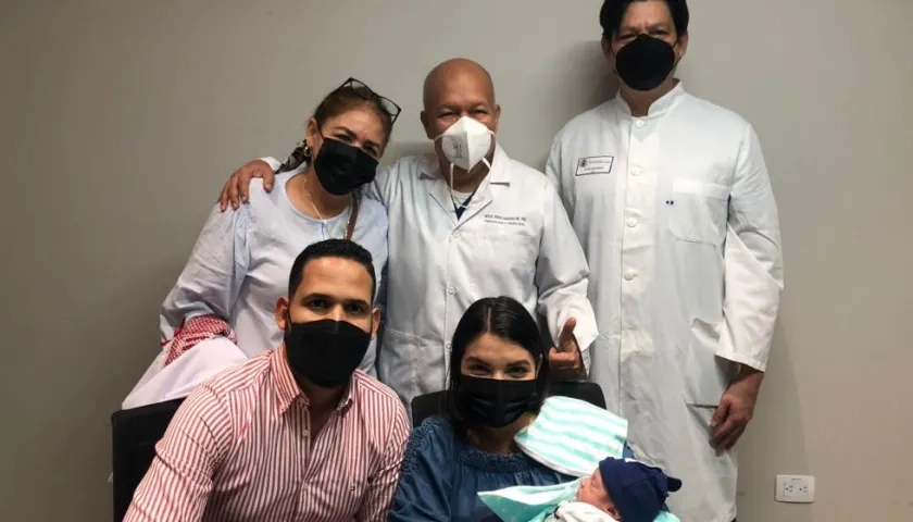 Equipo médico con los padres del bebé operado.
