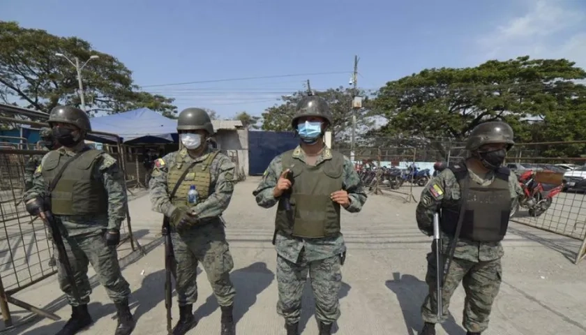 Policía ecuatoriana retomó el control de la cárcel en Guayaquil.